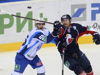 Matt Murley (vpravo) si v KHL obliekal aj dres Slovana Bratislava.