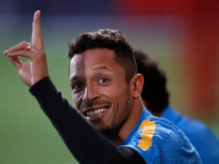 Obranca Adriano za Barcelonu už takmer nenastupuje.