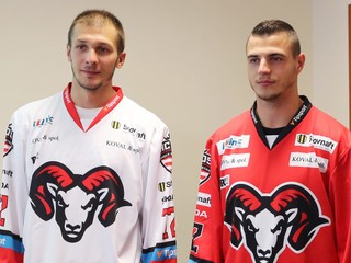 Hráči HC´05 iClinic Banská Bystrica Tomáš Matoušek a Mário Lunter v dresoch s novým logom.
