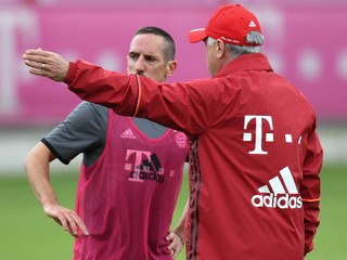 Franck Ribéry (vľavo) komunikuje s novým trénerom Bayernu Carlom Ancelottim.