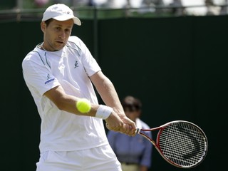 Na snímke z roku 2012 Karol Beck odvracia loptičku v zápase Wimbledonu.