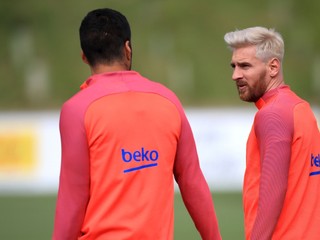 Lionel Messi (vpravo) prekvapil zmenou účesu.