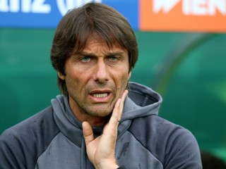 Tréner Chelsea Antonio Conte nemôže uveriť súčasným prestupovým čiastkam. 