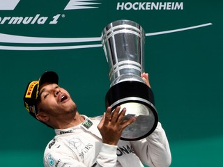 Hamilton ovládol aj Veľkú cenu Nemecka, vyhral štvrté preteky za sebou