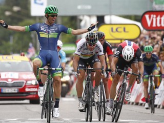 Michael Matthews (vľavo), ktorý v závere desiatej etapy tohtoročnej Tour zdolal vo finiši Petra Sagana, zamieril do tímu Giant-Alpecin.
