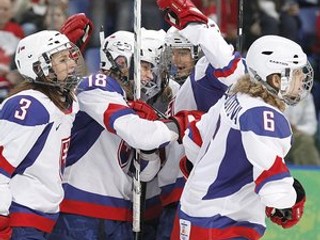 Radosť zo streleného gólu. N. Čupková (vľavo) so spoluhráčkami z reprezentácie.