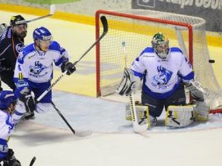 Brankár Popradu Miroslav Lipovský, vľavo s č. 4 obranca Popradu Dominik Kramár a vľavo vzadu útočník Košíc Marek Vorel.