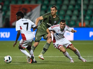 Hráči AS Trenčín (v bielom) chcú predĺžiť svoje zotrvanie v Lige majstrov.