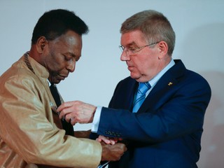 Pelé (vľavo) a prezident Medzinárodného olympijského výboru Thomas Bach.