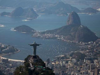 V Brazílii sa športovci i organizátori boja viacerých rizík.