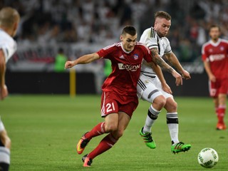 Trenčan Matúš Bero bojuje o loptu s Thibaultom Moulinom z Legie Waršava,počas odvetného súboja predkola Ligy Majstrov.