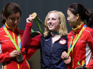 Američanka Virginia Thasherová (uprostred) získala prvú zlatú olympijskú medailu na hrách v Riu de Janeiro.