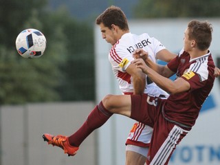 Jakub Holúbek z AS Trenčín (vľavo) v súboji s Danielom Magdom z Podbrezovej.