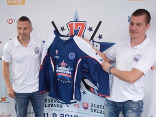 Richard Kapuš a Ľubomír Višňovský predstavujú dresy benefičného zápasu.