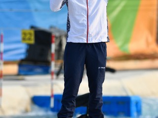 Matej Beňuš pózuje so striebornou medailou.