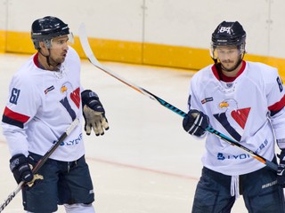 Hokejisti Slovana Bratislava Jonathan Cheechoo (vľavo) a Tomáš Kundrátek.