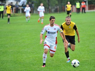 Jakub Holúbek (v bielom) v súboji s Martinom Budayom z Plevníka.