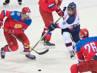 Michal Ivan (v bielom) v obkolesení ruských súperov.