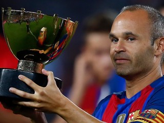 Andres Iniesta s Trofejou Joana Gampera.