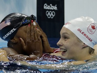 Plavkyne vo vzájomnej gratulácii. Obe v olympijskom rekorde, obe sú olympijskými víťazkami.