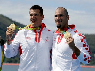 Chorvátski veslári Martin Sinkovič a Valent Sinkovič pózujú so zlatou medailou.