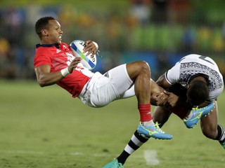 Ragby je tvrdý šport. Reprezentant Fidži (v bielom) v zápase proti Anglicku.