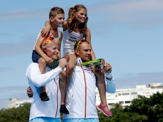 Veslár Tufte (vpravo) si na stupne víťazov zobral aj svoje deti.