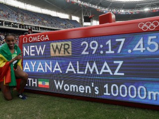 Almaz Ayanová pózuje pri výsledkovej tabuli. Etiópčanka utvorila nový svetový rekord.