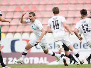 O víťazstvo Plzne sa gólom pričinil aj Marek Bakoš (vľavo).