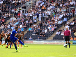 Leicester prehral s nováčikom, Guardiola zažil víťazný debut