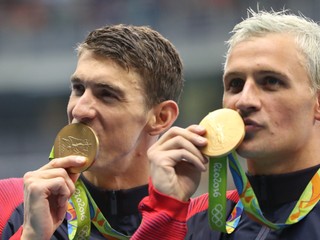 Lochte bol v Riu súčasťou úspešnej americkej štafety, v ktorej bol jeho kolegom aj Michael Phelps. O pár dní ho okradli.