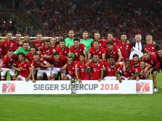 Hráči Bayernu Mníchov oslavujú výhru nad Dortmundom v zápase o Nemecký supepohár.