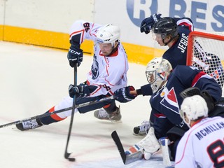 Zľava Tomáš Mertl (Záhreb), Žiga Jeglič, brankár Justin Pogge (obaja Slovan) a Brendon McMillan (Záhreb).