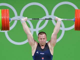 Slovenský vzpierač Ondrej Kružel počas úspešného olympijského pokusu.