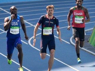 Keňan Nkanata (vpravo) letel kvôli svojmu behu na olympijských hrách až dvanásť hodín.