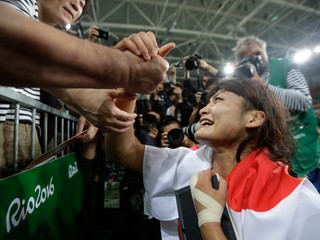 Japonská zápasníčka sa teší z ďalšieho olympijského zlata.