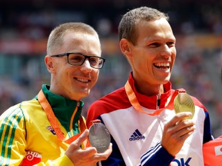 Víťazný slovenský chodec Matej Tóth (vpravo) pózuje so zlatou medailou vedľa strieborného Austrálčana Jareda Tallenta po víťazstve na 50 km v chôdzi na Majstrovstvách sveta v atletike v Pekingu minulý rok.