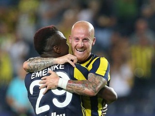 Miroslav Stoch sa teší so spoluhráčom Emenikem.