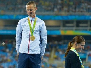 Danka Barteková po dekorovaní Mateja Tótha zlatou olympijskou medailou. Ceremoniál ju čaká aj pri štvorkajaku. Dúfajme, že opäť so slovenskou účasťou na medailových stupňoch.