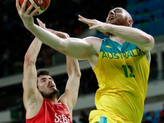 Austrálsky basketbalista Aron Baynes počas semifinálového zápasu so Srbskom. Zápas v hľadisku nelegálne sledovali viacerí austrálski športovci.