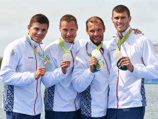 Zľava Denis Myšák, Erik Vlček, Juraj Tarr a Tibor Linka pózujú so striebornými medailami.