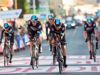 Jazdci tímu Sky vyhrali prvú etapu na Vuelte.