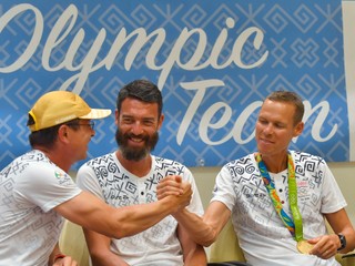 Peter Korčok (vľavo) podáva ruku olympijskému víťazovi Matejovi Tóthovi.