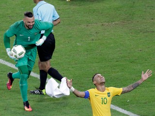 Neymar (v žltom) rozhodol o víťazstve Brazílie.