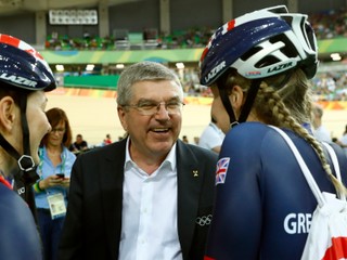 Prezident MOV Thomas Bach medzi britskými dráhovými cyklistkami.