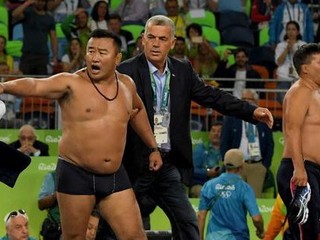 Mongolským trénerom sa nepáčil verdikt rozhodcov, tak sa vyzliekli
