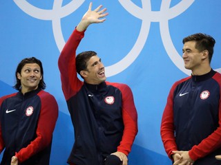 Michael Phelps (v strede) sa v Riu lúčil.