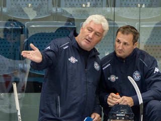 Miloš Říha počas prípravného zápasu s Kometou Brno. Prípravu hodnotiť nechce. Či je spokojný povie až po sezóne. Verí však, že má dobrý tím. 