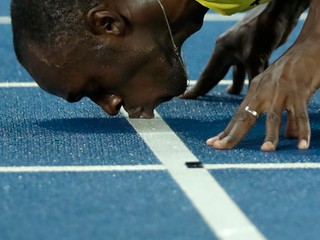 Usain Bolt svoju olympijskú kariéru spečatil symbolickým bozkom. Okrem tretier si ale vyskúšal aj oštep.