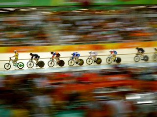 Dráhová cyklistika, preteky mužov v keirine. Prvé kolá idú cyklisti za vodičom.